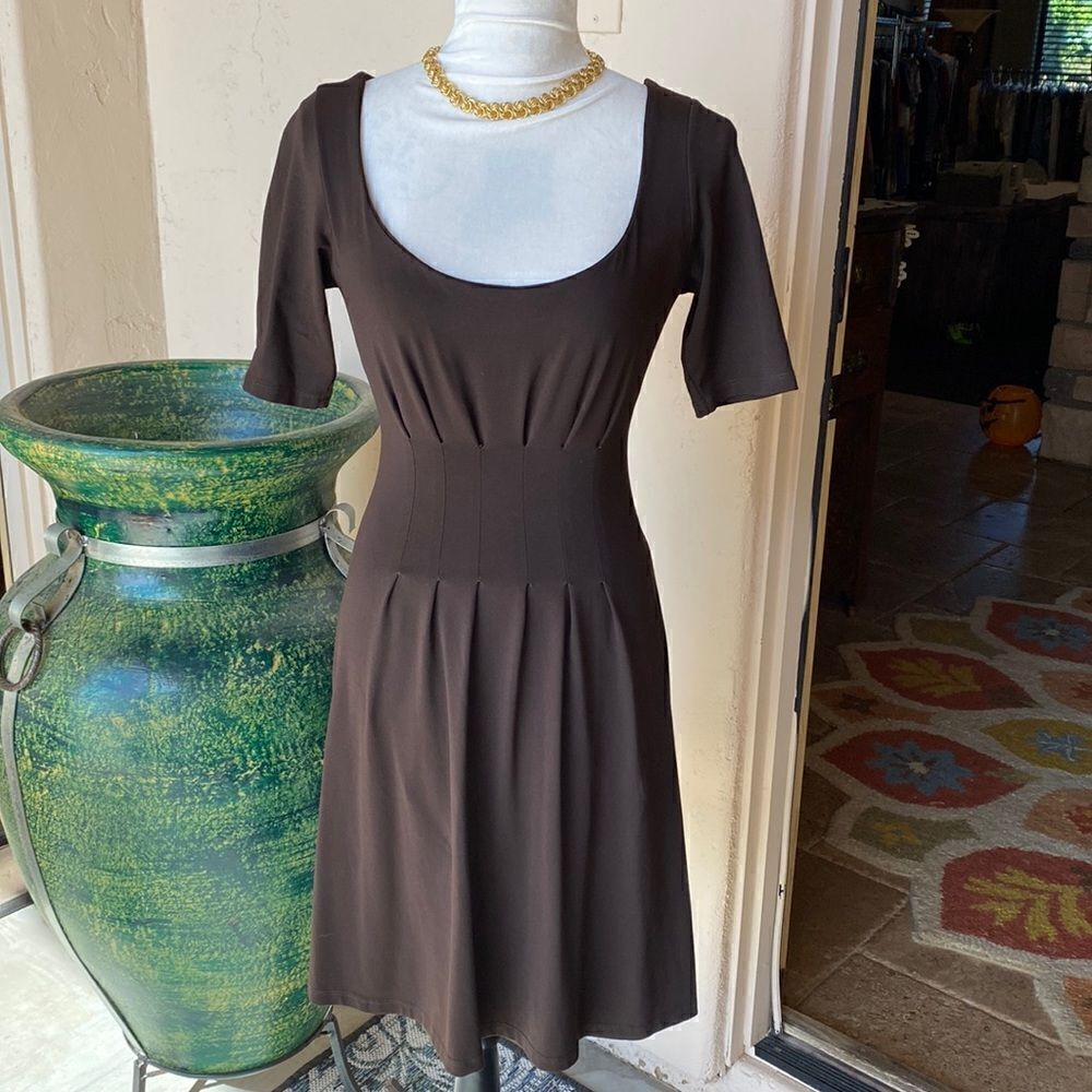 Brown form fitted short sleeve pullover dress by SusanaMonaco size small